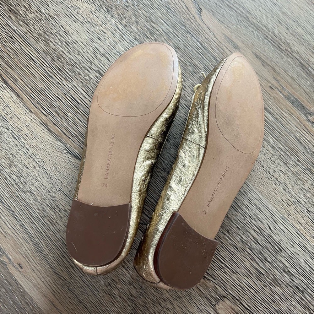 Banana Republic Authentic Leather Gold Ballet Flats NWOT - Picture 3 of 4
